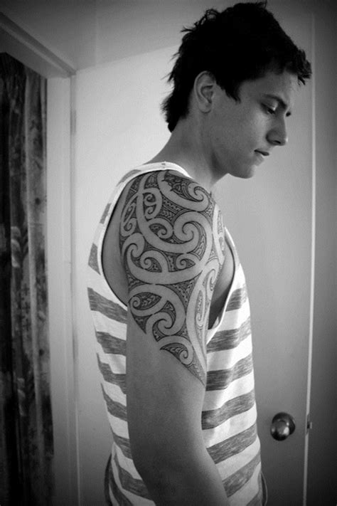 Awesome Looking Mens Shoulder Tattoo Tattoomagz