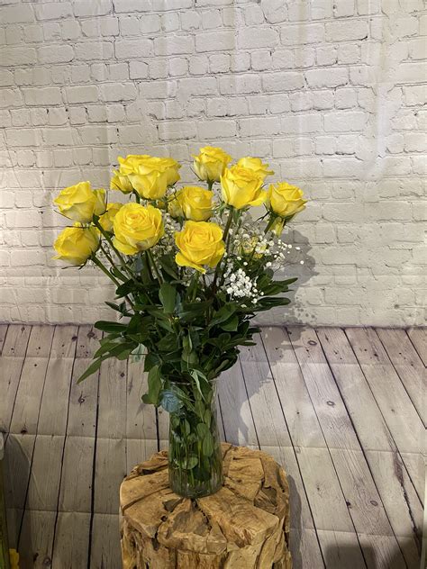 Dozen Yellow Roses In Chicago Il Leos Metropolitan Florist