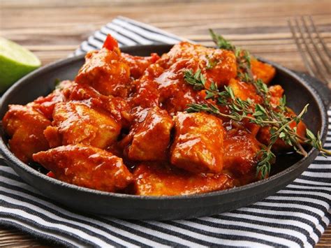 For this chicken tikka masala recipe, the yogurt helps tenderize the chicken; Escalopes de poulet à l'indienne | Recipe in 2020 | Food ...