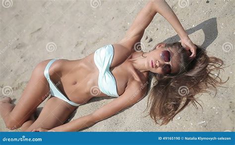 Sexy Vrouw In Witte Bikini Die Op Het Strand Zonnebaden Stock Footage