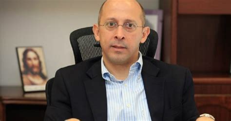 في 2019، تعرّض لبنان لأزمة إقتصادية حادّة بسبب عدم توفّر الدولار الأمريكي في السوق ^ ميشال عون يكلف سعد الحريري بتشكيل الحكومة اللبنانية الجديدة. آلان عون ينفي تنسيق الحريري إستقالته مع عون | جنوبية