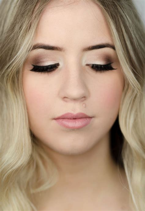 Dirty blonde hair has always been around, and now it's a worldwide trend. Pin on Make up