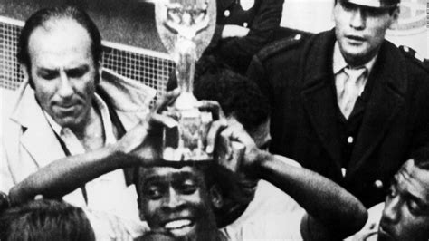 Pele Football Legend To Auction Off Personal Memorabilia Cnn