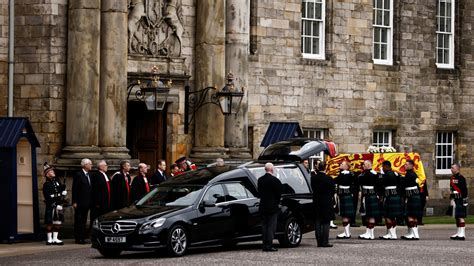 Queen Elizabeths Coffin Arrives In Edinburgh As Mourners Line Streets