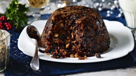 Stuck for christmas dessert ideas? Mary Berry's Christmas pudding recipe - BBC Food