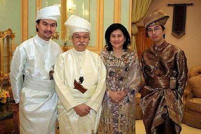 Founded by tuanku muhriz as a reward of merit for federal or state civil servants who have displayed distinguished conduct within their profession or occupation. .: 4 Ramadhan : Berjemaah bersama Tuanku, budak cabut janggut
