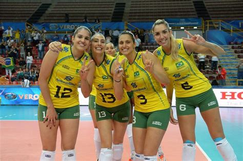 the women s volleyball team is posing for a photo