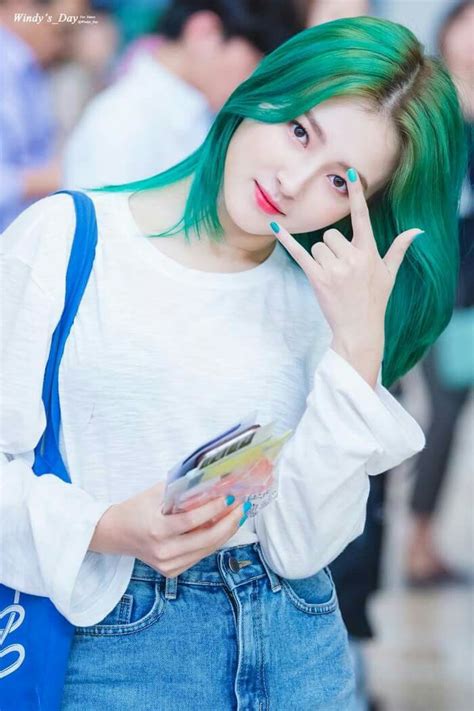 Pin By Serina On ´｡｡` Momoland ´｡｡` Idol Green Hair Green Hair Girl