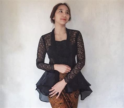 Meskipun zaman sudah semakin maju, tidak berarti kebaya hilang dari faktanya, masih banyak orang indonesia yang mengenakan baju kebaya untuk acara penting seperti lamaran, pernikahan, wisuda, upacara adat. Populer Kebaya Hitam Kombinasi Pink, Paling Baru!