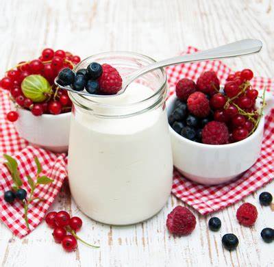 Диета банан и йогурт Йогурт (200 г) з ягодами (150 г), бананом (100 г) і горіхами (10 г) Йогурт (200 г) з ягодами (150 г), бананом (100 г) і горіхами (10 г) Диета банан и йогурт