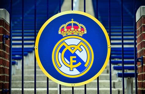 Seit fast 100 jahren trägt der verein den zusatz real der. Real Madrid nimmt christliches Kreuz aus dem Wappen | Fanzeit