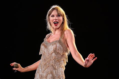 Taylor Swift Performs Sweet Nothing I Forgot That You Existed