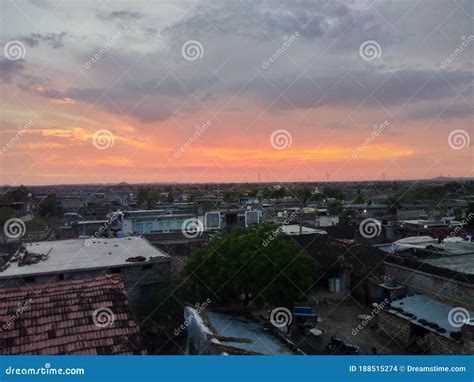 Hora De La Puesta De Sol En El Pueblo Indio Imagen de archivo editorial