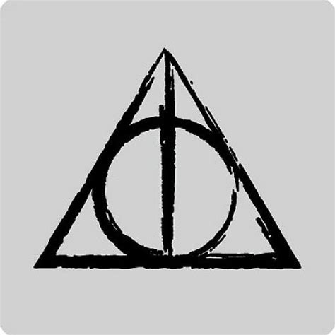 Mais c'est harry potter qui peut être appelé pour l'ultime sacrifice alors que se rapproche l'ultime épreuve de force avec voldemort. The Deathly Hallows Symbol | Tatouages harry potter, Reliques de la mort, Dessin harry potter