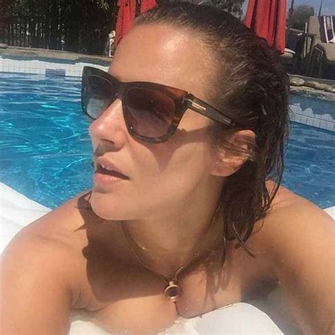 Love Island 2018 Caroline Flack Shows Off Her Flexible Side Daily Star