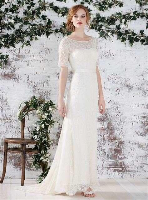 Il vestito de la sposa oculata è rifinito da un tessuto applicato nella parte inferiore della gonna per un perfetto stile anni 30. L'abito da sposa dopo i 40 anni | COMES SPOSA
