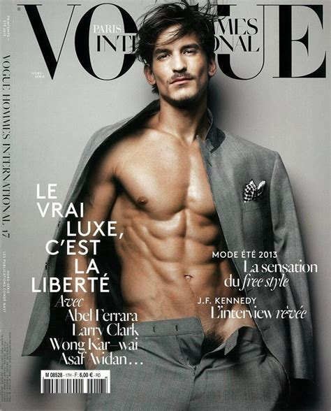 PHOTO Le mannequin Jared Scott complètement nu dans le magazine Vogue