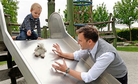 Er war fünf oder sechs, als er dank des antriebs der mutter schon einigermassen lesen konnte. «Als Vater bin ich eine richtige ‹Gluggere›!» - GlücksPost