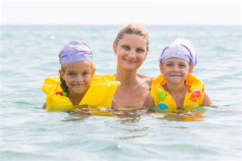 游泳在海的母亲和两个女儿 库存图片 图片 包括有 系统 手段 女儿 关心 火箭筒 假期 童年 81224693
