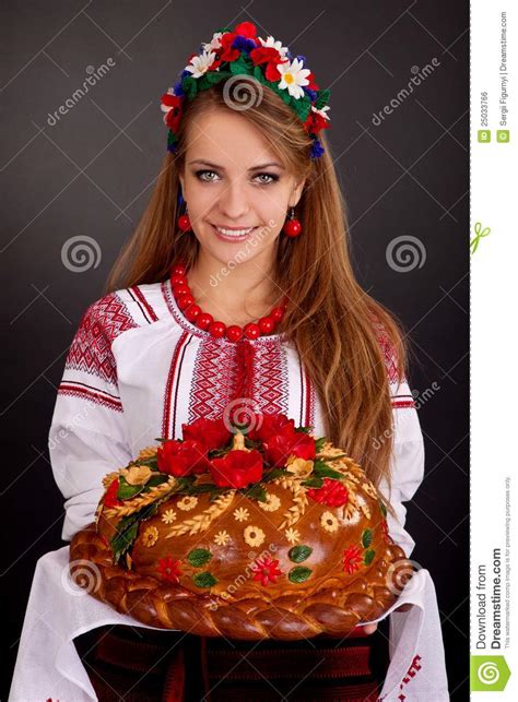 mulher nova na roupa ucraniana e no naco redondo foto de stock imagem de menina bordado 25033766