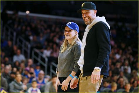 Reese Witherspoon Shows Off Dance Moves At Harlem Globetrotters Game Photo 4240570 Jim Toth