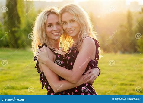 Dwie Siostry Bliźniaczki Piękne Blondynki Wesołe Młode Toothy