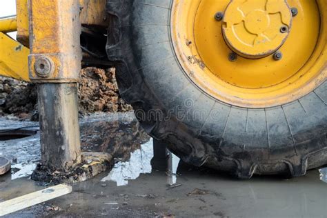 Los Trabajadores Excavan El Hoyo Con Un Excavador Bajo Construcción