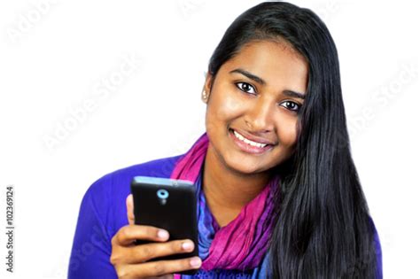 junge hübsche inderin mit smartphone lächelt glücklich in die kamera horizontal weißer
