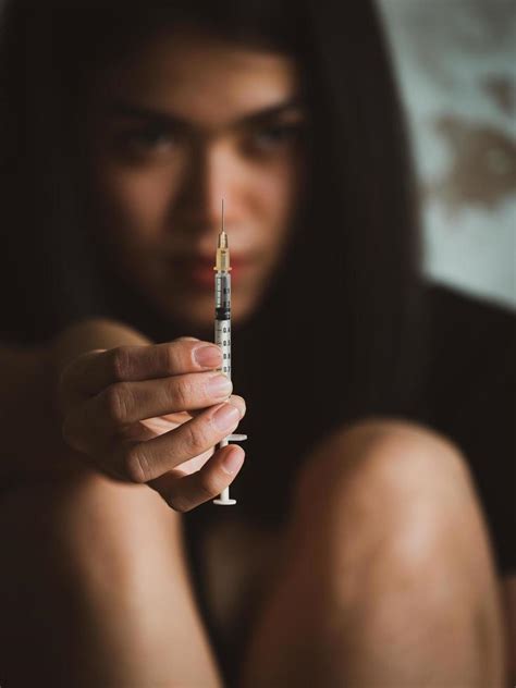 teenage girls get intoxicated after using a syringe to punish illegally purchased into the body