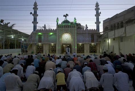Muslims grapple with Ramadan rituals in coronavirus era - 680 NEWS