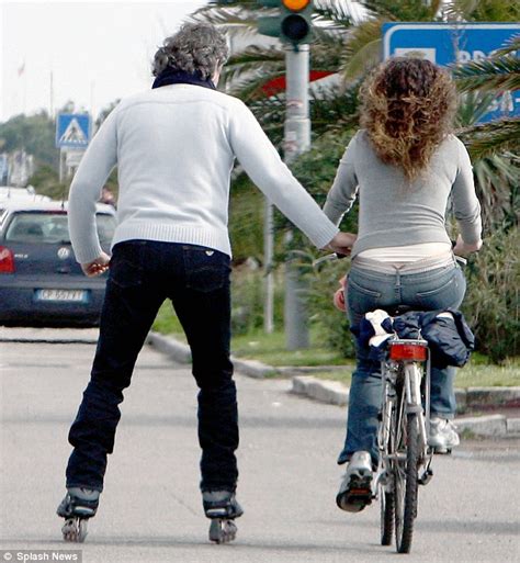 Andrea bocelli el mejor cantante del mundo. Blind opera singer Andrea Bocelli displays rollerblading ...