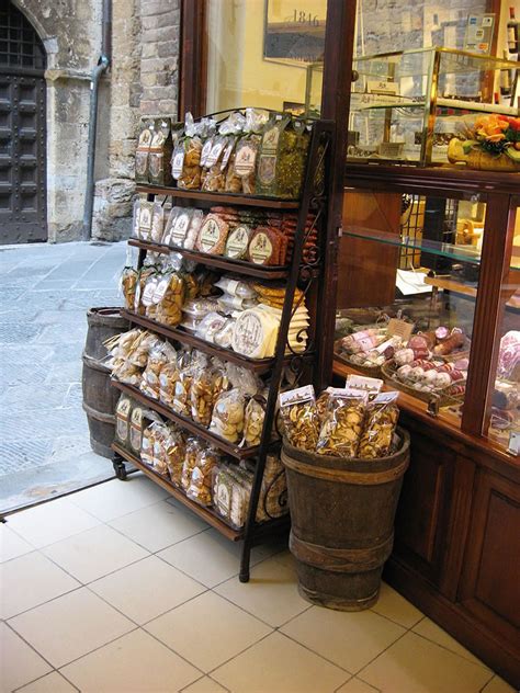 Ripitturato il ferro, non ha un filo di ruggine ed il contenitore per l'imbottitura del cuscino in legno è perfetto e restaurato. Arredamenti in ferro battuto OMIF Siena