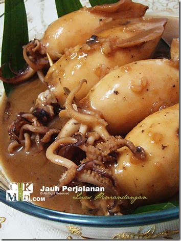 Setelah beberapa ketika panaskan minyak, ambil satu persatu sotong celup ke dalam telur. Resepi Sotong Sumbat Telur Masin ~ Resep Masakan Khas