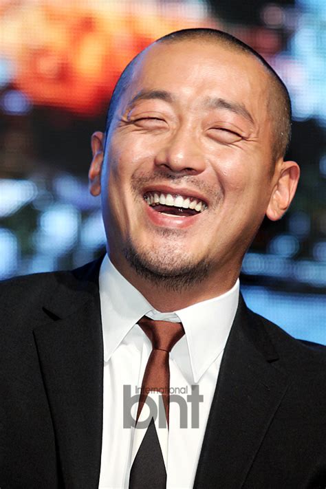 Feb 19, 2020 · 배우 하정우. bnt포토 하정우 삭발 스타일에 함박웃음 | 한경닷컴