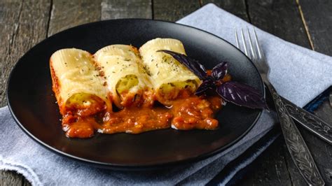 700 gr de bacalao desalado 600 ml de leche 1 cebolla 2 cdas de harina 1 kg de patatas 200 ml de nata 200 gr de queso rallado (emmental) sal pi. Receta De Canelones De Bacalao Con Salsa De Sanfaina ...