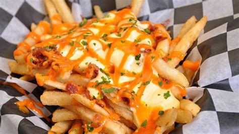 Bawang putihd an bawang haluskan kentang yang telah di goreng 1/2 mateng. Resep Kentang Goreng Siram Saus Keju Dan Daging Asap - Lifestyle Fimela.com