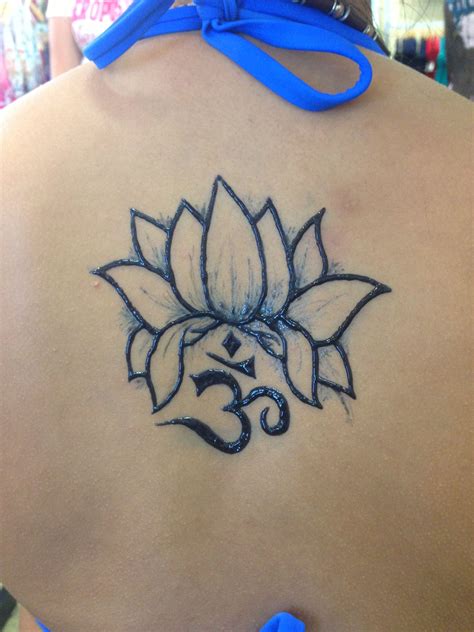 It symbolizes purity and the unity of one's soul with the divine. Pin by Charlie's Body Jewelry, Airbru on Henna | Henna ...