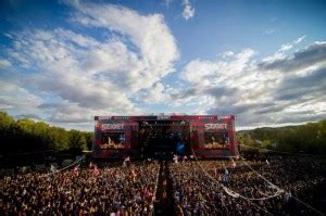 Check de clubs, de ruinbars en popzalen, maar ook theaters, klassieke muziek, opera en jazzclubs. Boedapest Uitgaan | Van het Szigetfestival tot trendy clubs