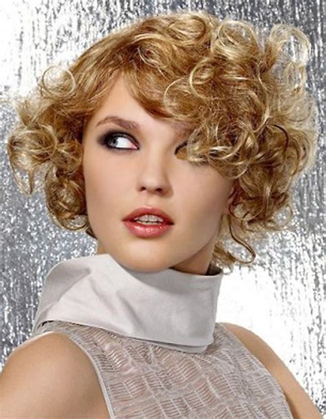 Hairstyles/haircuts for frizzy hair to try in the summer. 30 Best Short Curly Hair | Short Hairstyles 2018 - 2019 ...