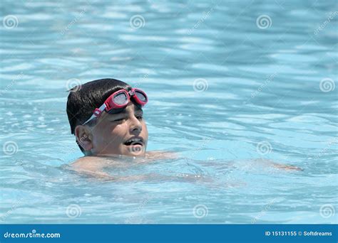 Junge Beim Schwimmen Im Pool Stockbild Bild Von Ferien Junge 15131155