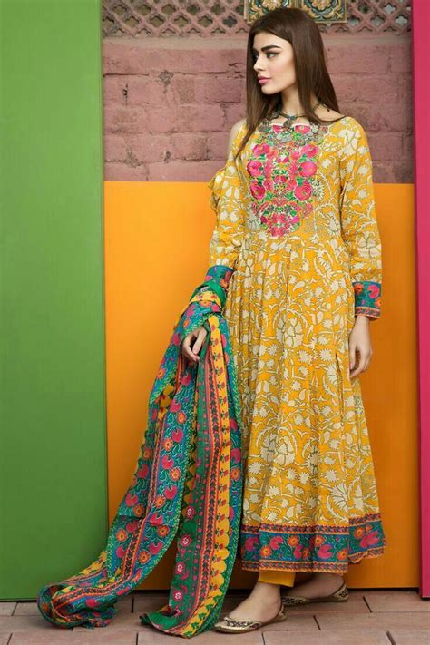 Pin By Varsha On Indian Designer Wear Pakistani Formal Dresses Pakistani Dresses Latest