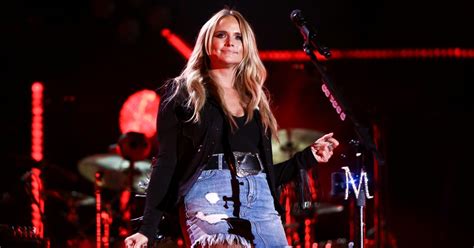 Miranda Lambert Criticized For Criticizing Concertgoers For Taking Selfies Internewscast Journal