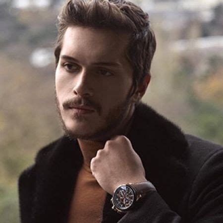 Emrah amirken gıcık aldığım için midir nedir uzun saçlarını bir türlü beğenmiyordum. Alperen Duymaz, Bodrum Lisesi dizisinde!