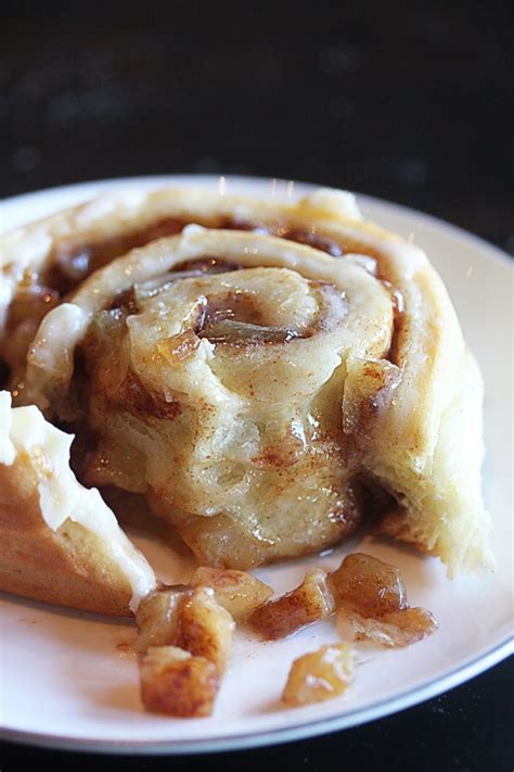 Apple Pie Cinnamon Rolls - The Hopeless Housewife®