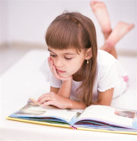 La Niña Está Leyendo Un Libro Foto De Archivo Imagen De Inteligente