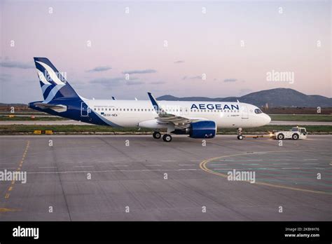 Un Nuevo Avión Airbus A320neo Con El Nuevo Logotipo Y Esquema De
