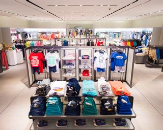 Many contain additional features such as sleeves that can be rolled up and buttoned. Zara & Zara Men | Mid Valley Megamall