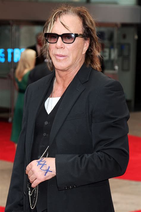 Après un second rôle remarqué dans rusty james, en 1983, michael cimino lui confie son premier rôle principal dans l'année du dragon. Mickey Rourke Reveals Details On Abusive Childhood & The ...