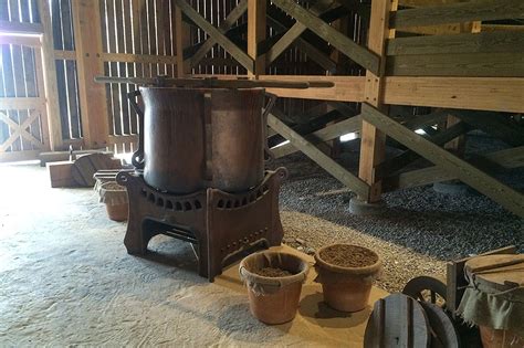 The cooking pot can be lit by placing a fuel source such as thatch, wood, sparkpowder or anglergel into its inventory and activated by pressing the 'use' key (default e or pressing and holding ). Three Common Questions About the Ark Wood | Ark Encounter