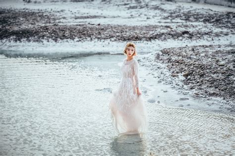 Jun 03, 2021 · prinzessin dianas hochzeitskleid wird im kensington palace ausgestellt. Hintergrundbilder : Weiß, Frauen im Freien, Frau, Modell ...